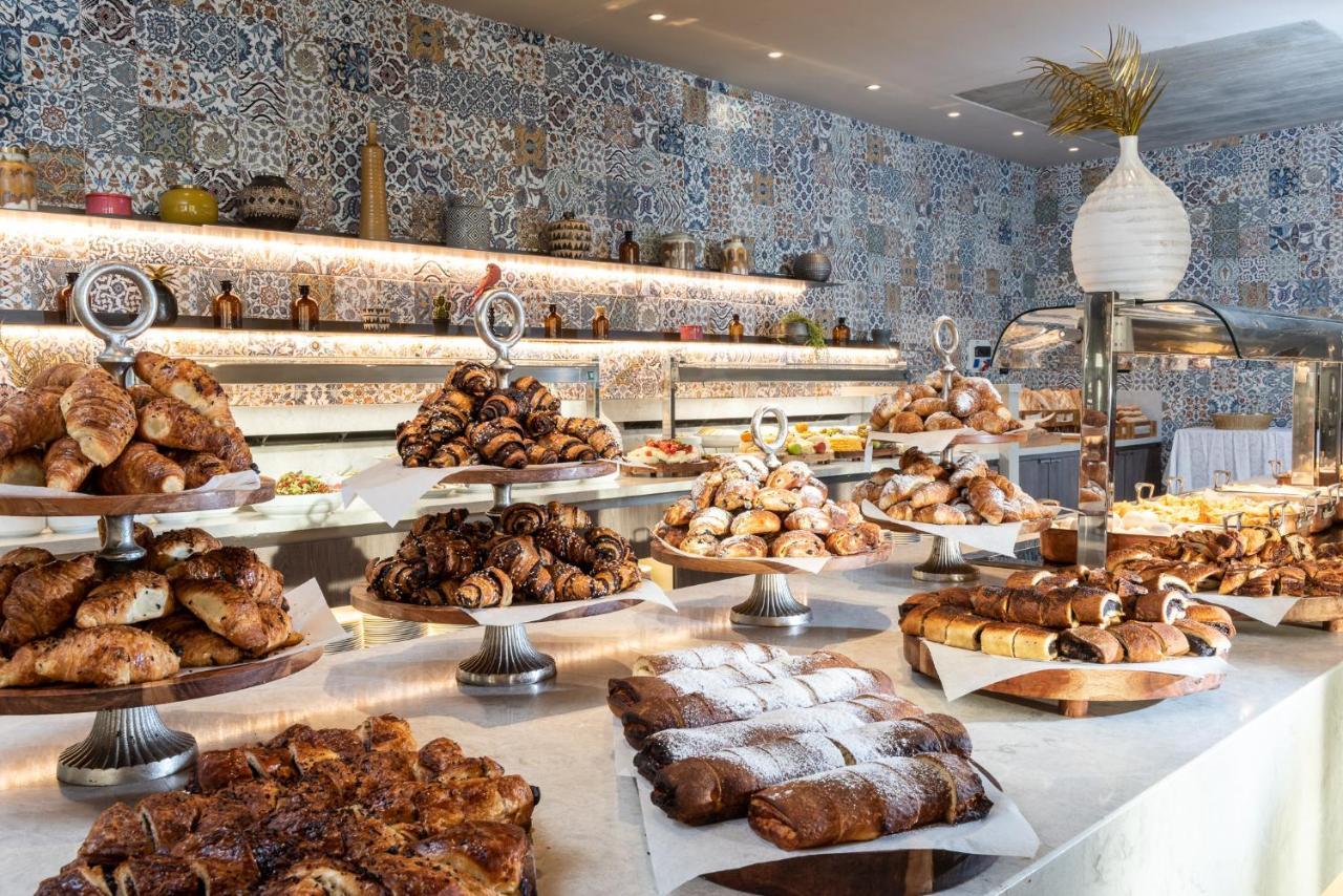 Vert Hotel Eilat By Afi Hotels Ngoại thất bức ảnh A selection of pastries at a buffet