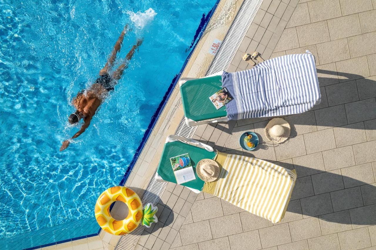 Vert Hotel Eilat By Afi Hotels Ngoại thất bức ảnh A poolside scene