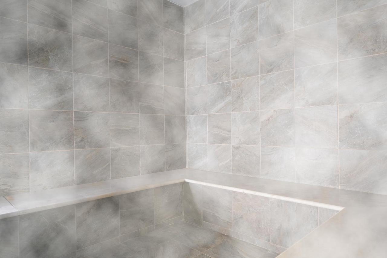 Vert Hotel Eilat By Afi Hotels Ngoại thất bức ảnh A shower seat